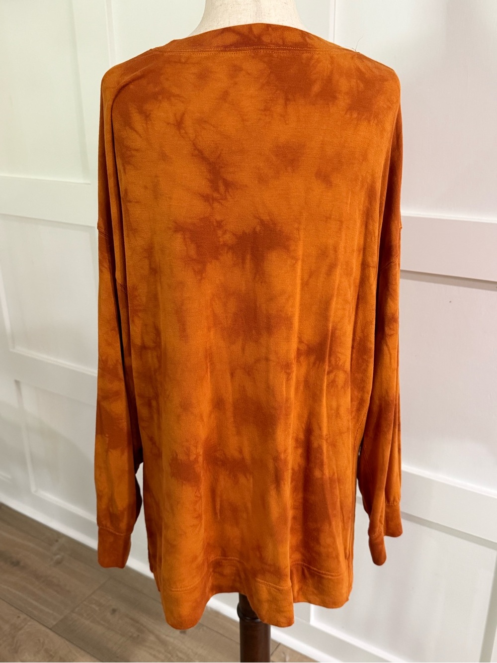 Burnt Orange Tie-Dye Long Sleeve Pullover Top | Relaxed Fit - Picture 4 of 5